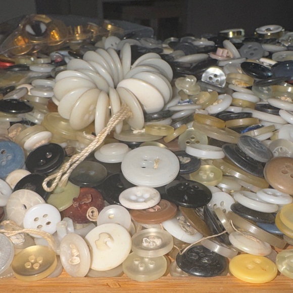 6,168 Button Bundle Assorted - Picture 6 of 13